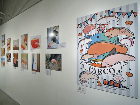 デザイナー瀬谷愛さんが描き下ろしたイラストなどを展示する場内