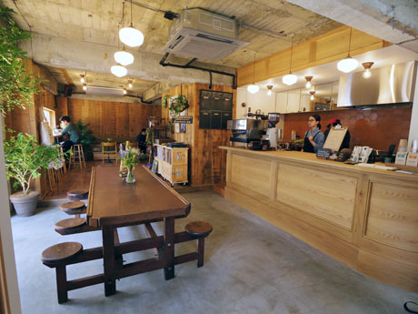 木目を基調にした店内