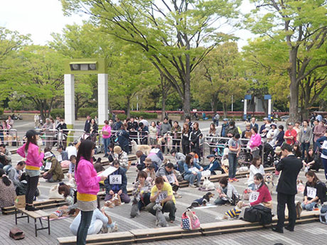 飼い主の「待て」にどれだけ待つことができるかを競う「マテ王選手権」なども行う。写真は昨年の様子