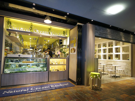 テークアウト用カウンターとイートインを用意する