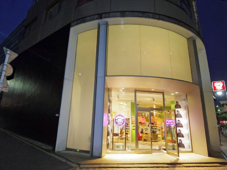 ファイヤー通り沿いの渋谷店外観