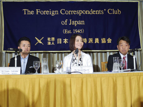 会見を開いた「東京レインボープライド」共同代表の杉山文野さん（写真左）ら