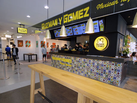 「GOOD MEAL MARKET」のフロア。手前は共用のスタンディング席