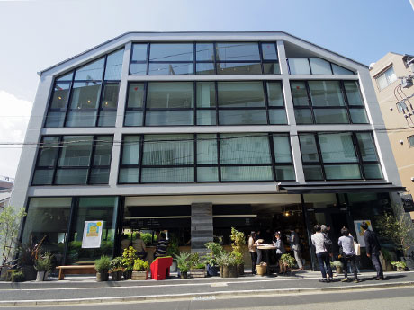 一軒の家ようなデザインに仕上げたファサード