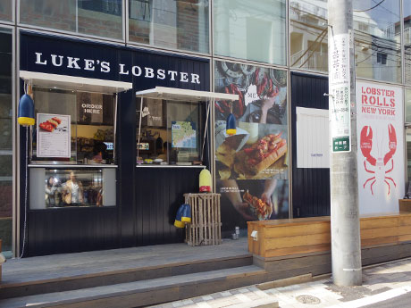 アメリカの店舗同様のコンセプトで仕上げた店舗外観