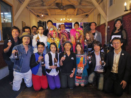 発売記念パーティーの出演者たち（最前列中央がLD&K大谷秀政社長）