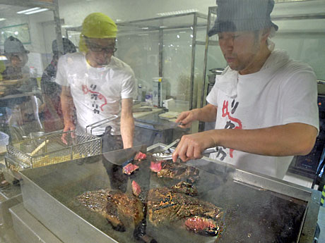 店頭で肉を焼き上げる様子が見られる。写真は「オステリアバル リ.カーリカ」