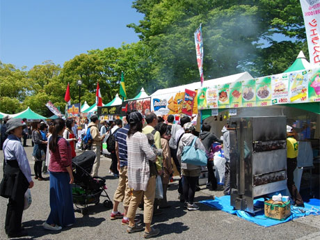 場内には40の飲食ブースが並ぶ（写真は過去開催時の様子）