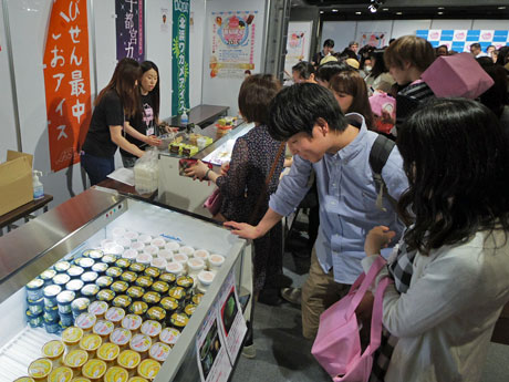 多くの人でにぎわう場内