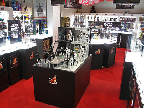 ジオラマやフィギュアの原型などを展示する店内