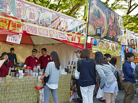 場内ではソーキそばやゴーヤチャンプルーなどの沖縄料理を提供する（写真は昨年の様子）