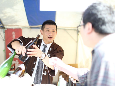 各地から来場する蔵元らが来場客に酒を提供する（写真は昨年の様子）