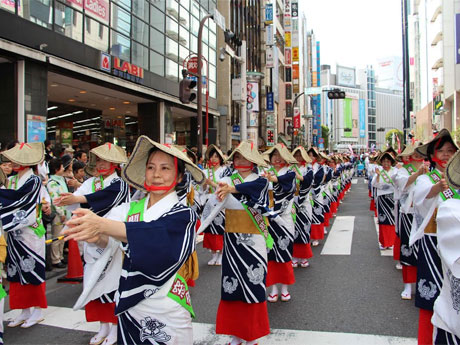 文化村通りなどを踊り手たちが練り歩く（写真は昨年開催時の様子）