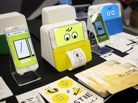 マートフォンに書いた手書きのメッセージをそのまま手紙として届けられるIoTデバイス「POSTIE」