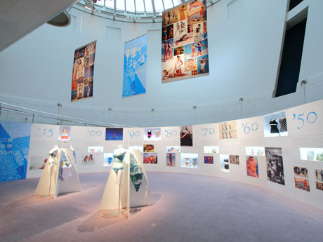 各年代の代表的な水着などを展示する場内