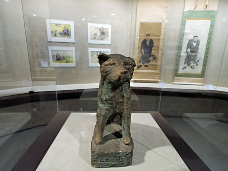 初代・忠犬ハチ公像を手掛けた彫刻家の安藤照が制作した試作像（中央）などを展示する場内