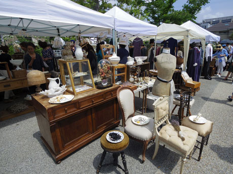 アンティーク・ビンテージ商品をそろえる会場の様子