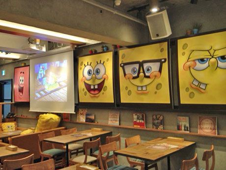 ポスターなどを飾るほかアニメも上映する表参道店の店内