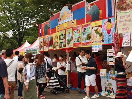 約90団体が参加し飲食や物産などのブースを展開する（写真は昨年開催時の様子）