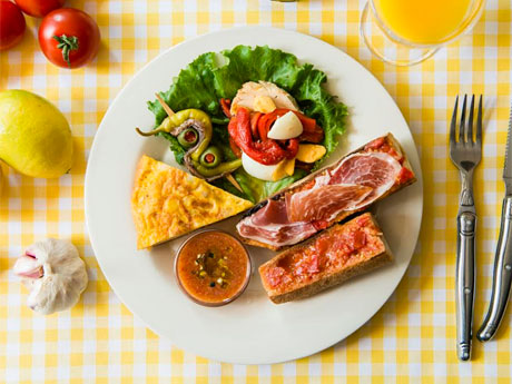 パン「バラ」にトマトとニンニクをこすりすりつけてオリーブオイルをかける「パン・コン・トマテ」を中心にしたプレート