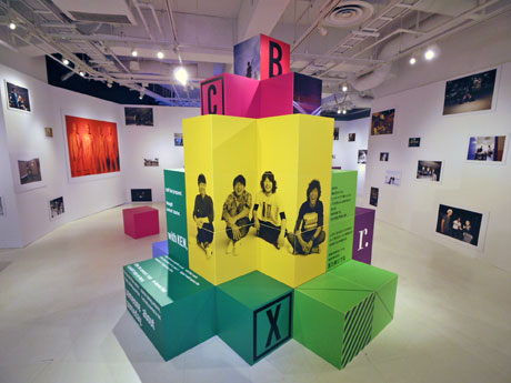 2004年から現在までに撮影した写真約250点を展示する