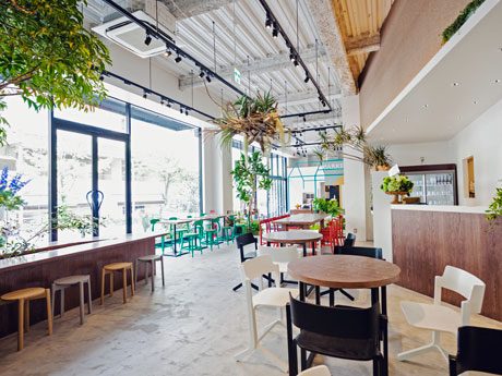 カフェとマーケットを展開する店内