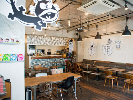 キャラクターのパネルなどを展示する店内の様子