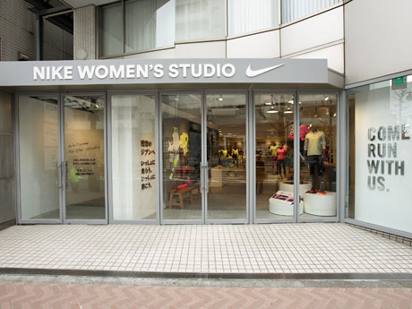 公園通り沿いの店舗外観