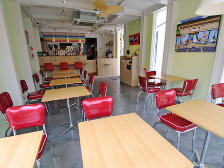 ハワイ本店と同じ雰囲気に仕上げた店内