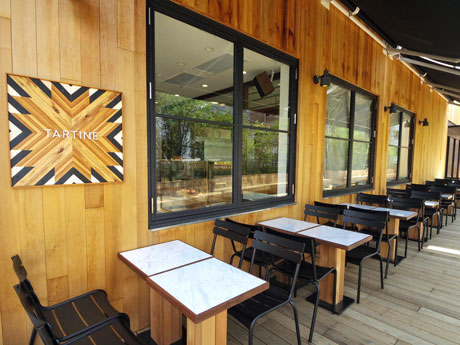 出店予定地には現在も「タルティーン ベーカリー＆カフェ」のサインが掲出されている