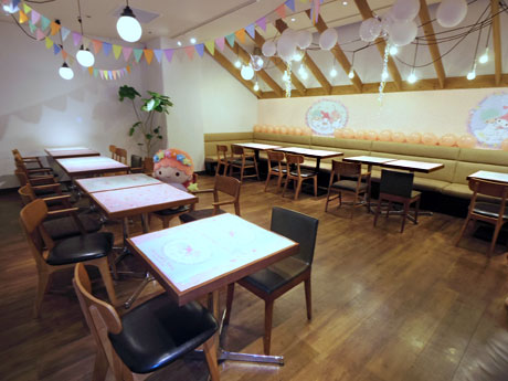 誕生日パーティーの会場をイメージした装飾の店内