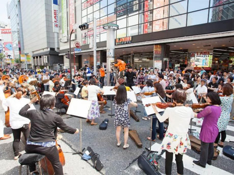 文化村通りを交通規制して行う。写真は昨年開催時の様子