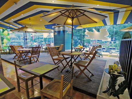 南仏コルシカ島のビーチをイメージした店内