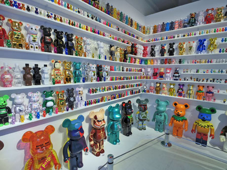 最新のコレクションが並ぶ場内