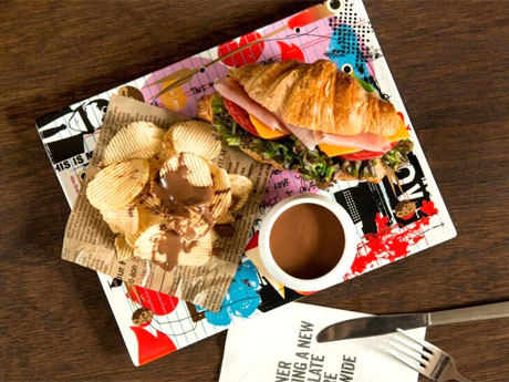 日本オリジナルの「プロシュート＆チーズ クロワッサンサンド」（800円）