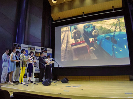 その場で日本語の吹き替えを行う「ライブシネマ」上映が特長