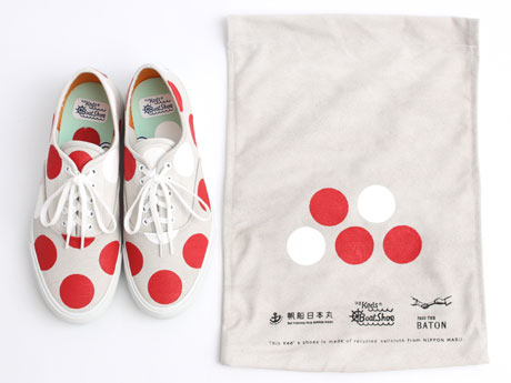 日本丸の帆布を再利用したスニーカーに水玉がハンドペイントされている