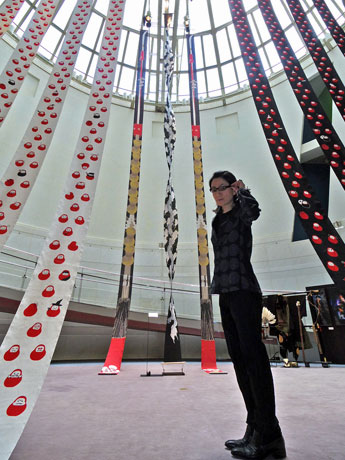 14・5メートルのロング手ぬぐい（写真奥）と14世・細辻伊兵衛さん