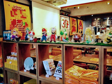 イラストパネルやグッズなどが並ぶ表参道店