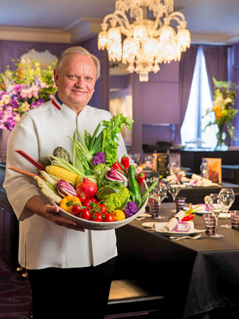 「料理は健康を感耐えたものになる」と話すジョエル・ロブションさん