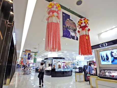 約1.5メートルの吹き流しを飾る館内