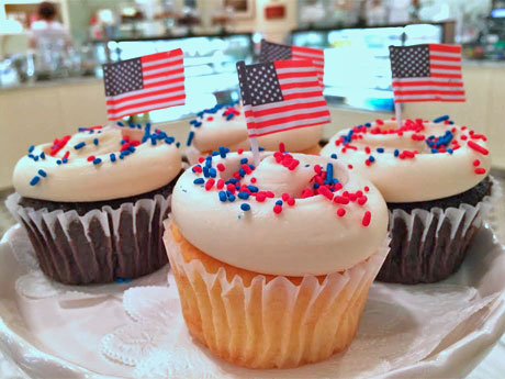 白・赤・青を基調にしたカップケーキ（1個464円）
