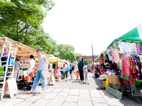 場内には約160のマーケットや飲食のブースが並ぶ（写真は過去開催時の様子）