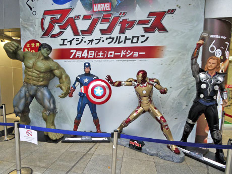 店頭には等身大フィギュアを展示