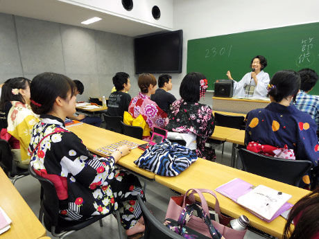 浴衣姿で受講する学生も見られた