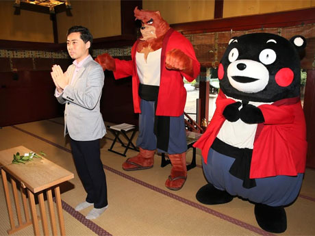 金王八幡宮で映画のヒットを祈願した齋藤優一郎プロデューサーと熊徹、くまモン