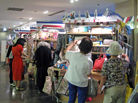 雑貨やアクセサリーなどのワゴンショップが並ぶ会場