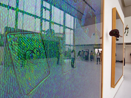 スカラベの鞘羽を使い植民地政策の歴史を題材にした作品を展示する