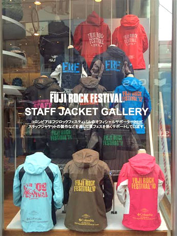 過去8年分のスタッフ用ジャケットを展示している