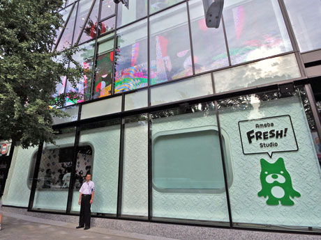 竹下通り入口近くのスタジオ外観